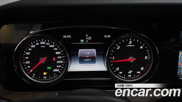 Mercedes-Benz E-Class 2017 — photo 11