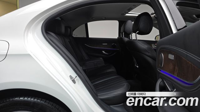 Mercedes-Benz E-Class 2017 — photo 18