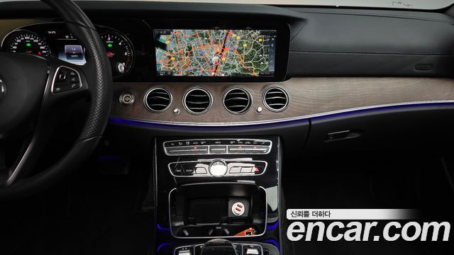 Mercedes-Benz E-Class 2017 — photo 20