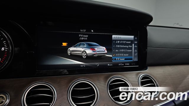 Mercedes-Benz E-Class 2017 — photo 24