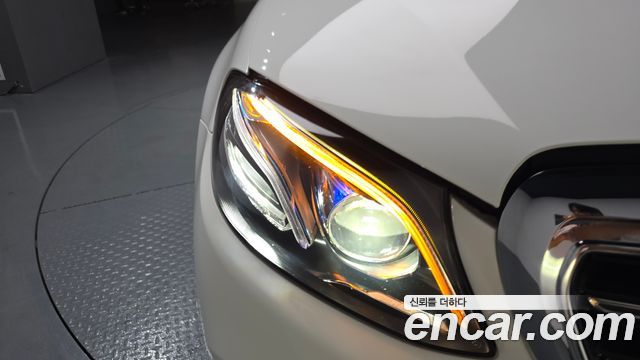 Mercedes-Benz E-Class 2017 — photo 8