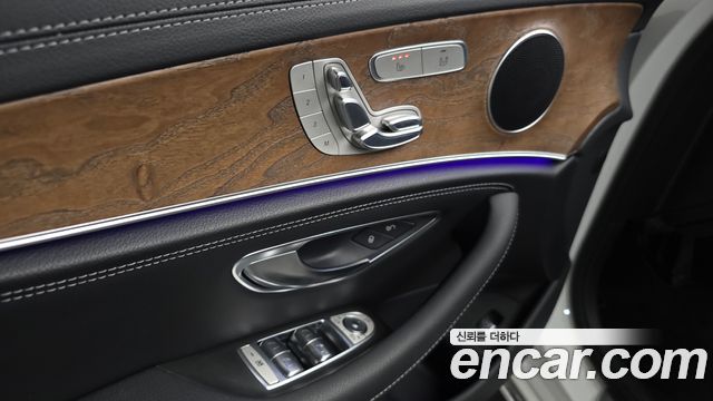 Mercedes-Benz E-Class 2017 — photo 14