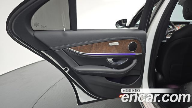 Mercedes-Benz E-Class 2017 — photo 15