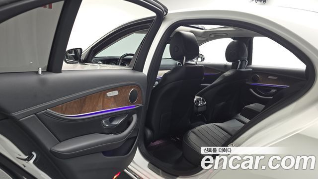 Mercedes-Benz E-Class 2017 — photo 16
