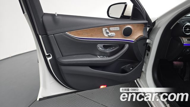 Mercedes-Benz E-Class 2017 — photo 28
