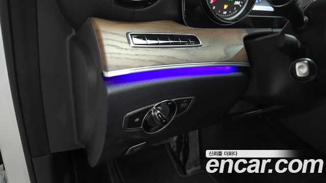 Mercedes-Benz E-Class 2017 — photo 29