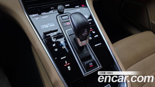 Porsche Panamera 2018 — photo 9