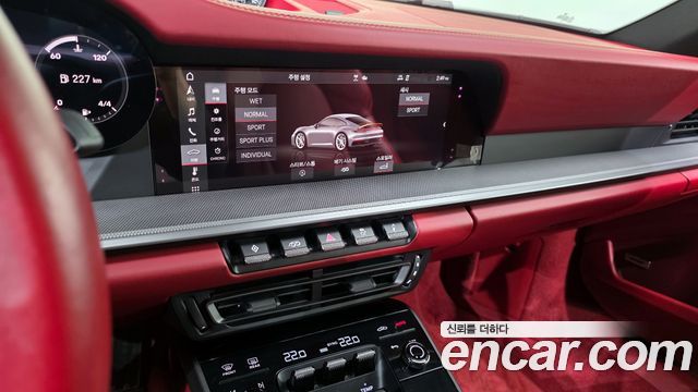 Porsche 911 2020 — photo 22