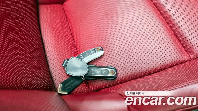 Porsche 911 2020 — photo 36