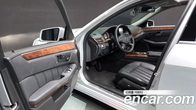 Mercedes-Benz E-Class 2012 — photo 10