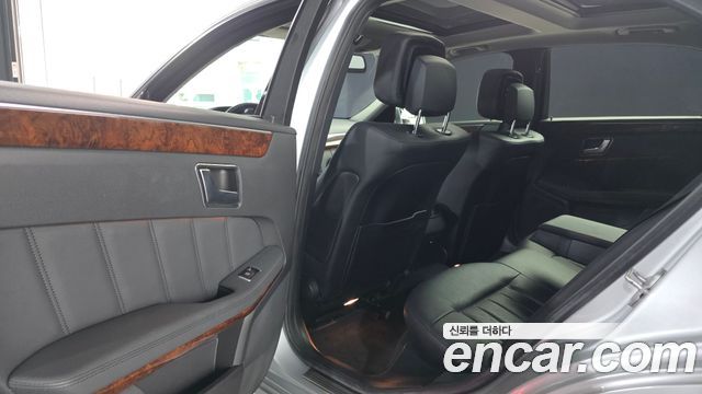 Mercedes-Benz E-Class 2012 — photo 11