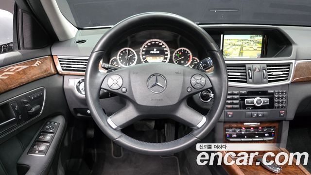 Mercedes-Benz E-Class 2012 — photo 12