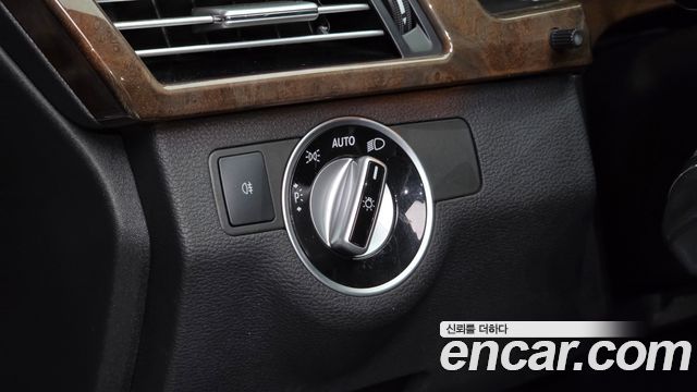 Mercedes-Benz E-Class 2012 — photo 15