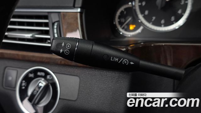Mercedes-Benz E-Class 2012 — photo 18