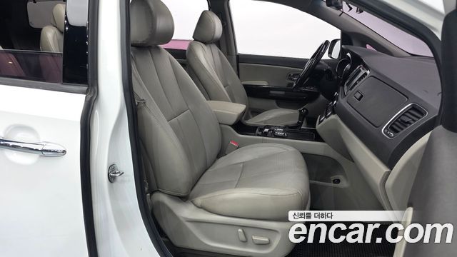 Kia Canival 2016 — photo 11