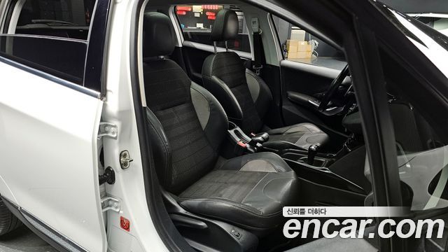 Peugeot 2008 2015 — photo 10