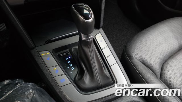 Hyundai AVANTE 2017 — photo 12