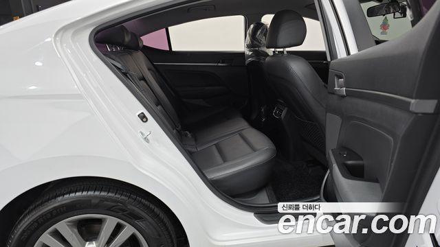Hyundai AVANTE 2017 — photo 17