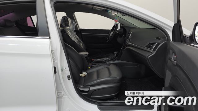 Hyundai AVANTE 2017 — photo 16