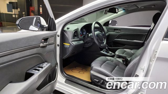Hyundai AVANTE 2017 — photo 10