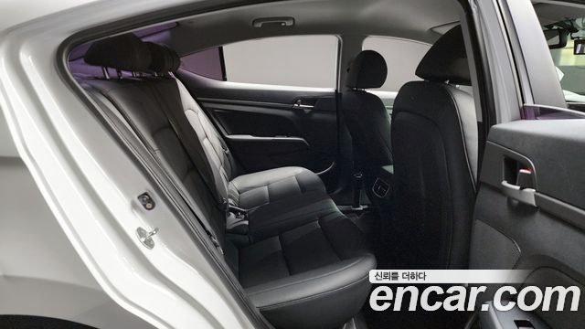 Hyundai AVANTE 2017 — photo 11