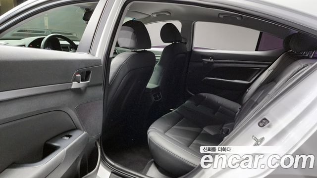Hyundai AVANTE 2017 — photo 12