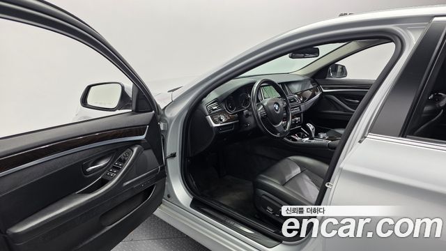 BMW 5-Series 2015 — photo 10