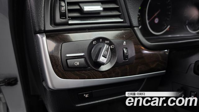BMW 5-Series 2015 — photo 17