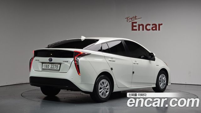 Toyota Prius 2018 — photo 1
