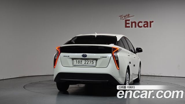 Toyota Prius 2018 — photo 3