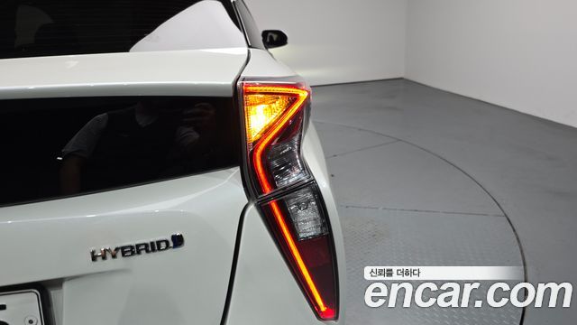 Toyota Prius 2018 — photo 8
