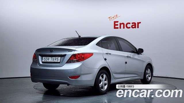 Hyundai Accent 2011 — photo 2