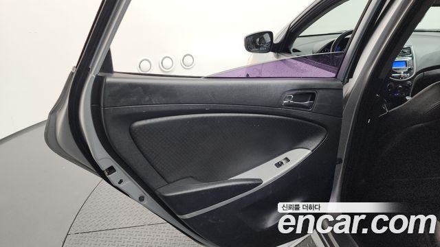 Hyundai Accent 2011 — photo 15
