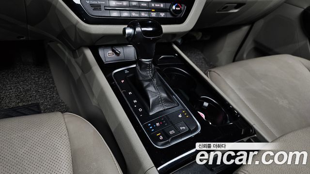 Kia Canival 2015 — photo 9