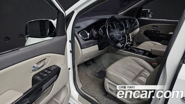 Kia Canival 2015 — photo 10