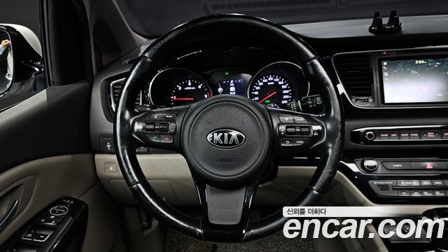 Kia Canival 2015 — photo 13