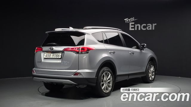 Toyota RAV4 2017 — photo 2
