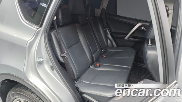 Toyota RAV4 2017 — photo 11