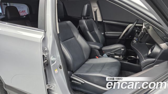 Toyota RAV4 2017 — photo 12
