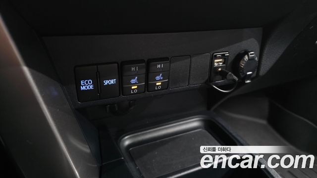 Toyota RAV4 2017 — photo 18