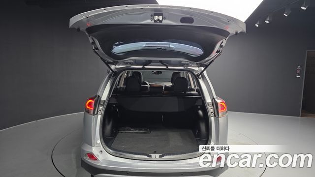 Toyota RAV4 2017 — photo 20
