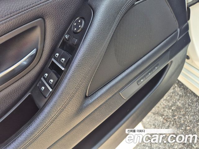 BMW 5-Series 2012 — photo 11