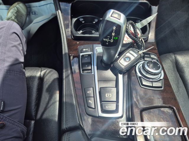 BMW 5-Series 2012 — photo 17