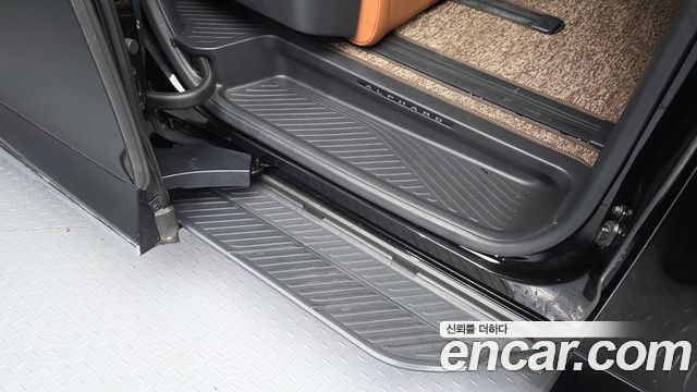 Toyota Alphard 2025 — photo 32