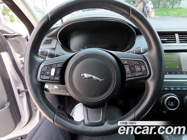 Jaguar E-PACE 2018 — photo 8
