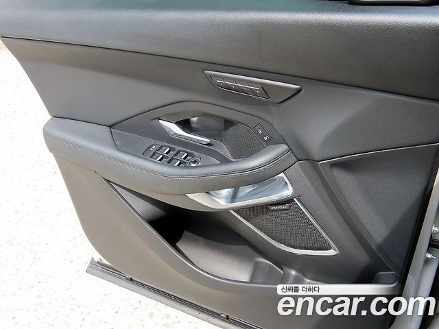 Jaguar E-PACE 2018 — photo 11
