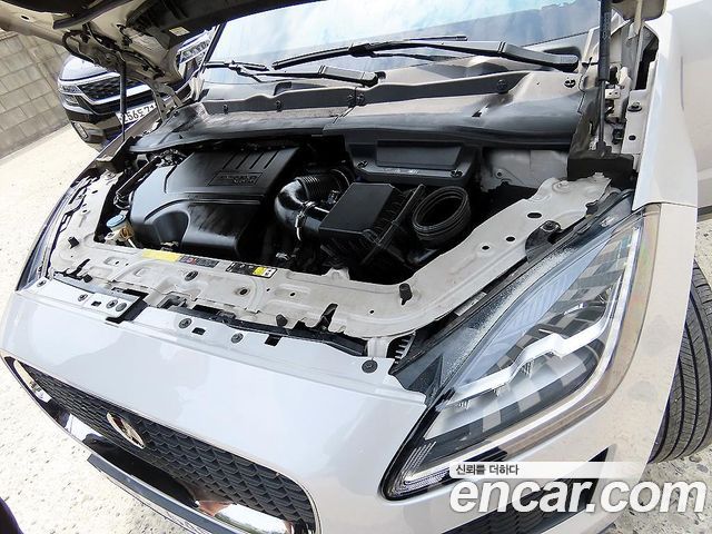 Jaguar E-PACE 2018 — photo 19