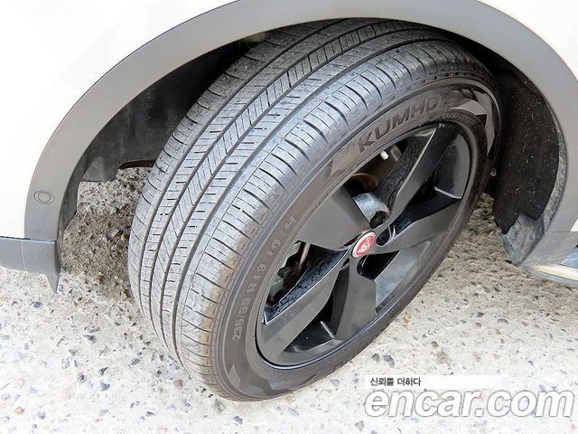 Jaguar E-PACE 2018 — photo 20