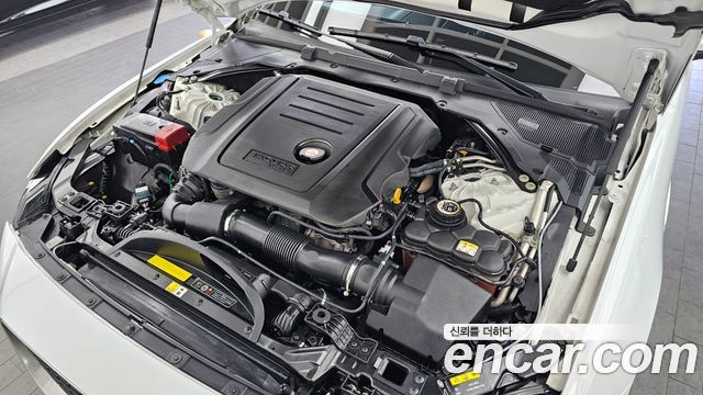 Jaguar XE 2020 — photo 6