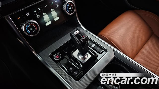 Jaguar XE 2020 — photo 12